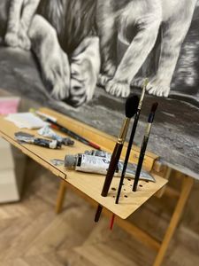 Полка дерев навесная на стационарный мольберт, глубина 22 см, длина 60 см